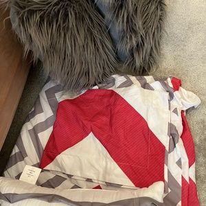 Twin duvet cover, sham and matching pillows